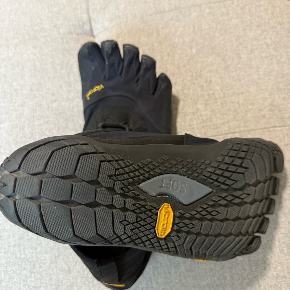 Vibram Black FiveFingers Toe Shoes - Picture 2 of 3
